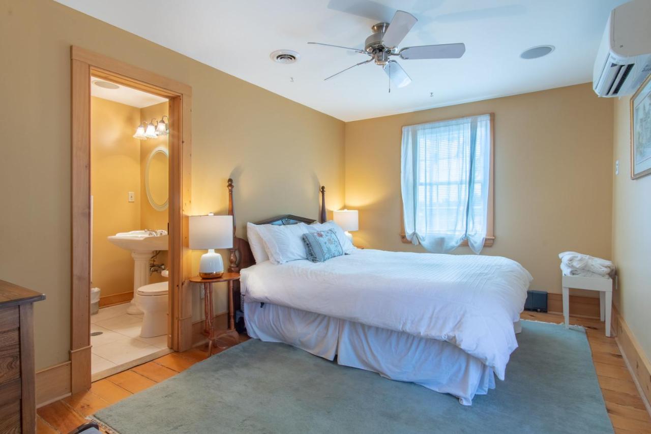 Emilyville Inn Campbellford Екстер'єр фото