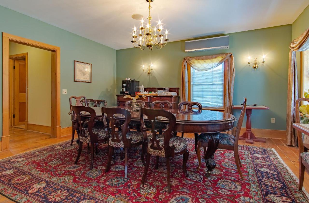 Emilyville Inn Campbellford Екстер'єр фото