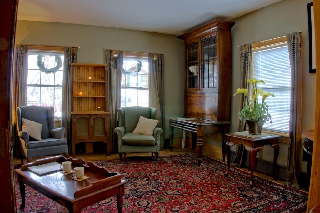 Emilyville Inn Campbellford Екстер'єр фото